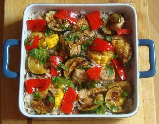 Ryż tricolore z grillowanym kurczakiem i warzywami posypany ...