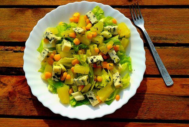 Przepis  sałatka z serem gorgonzola i ananasem przepis