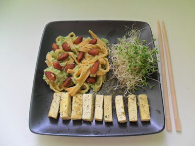 Makaron z pastą brokułową i migdałami oraz tofu