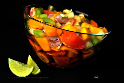 Sałatka owocowa z sosem rumowym