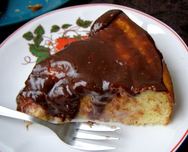 Olejowe ciasto z truskawkami i czekoladą