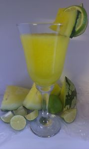 Orzeźwiająca lemoniada z żółtego arbuza z limonką