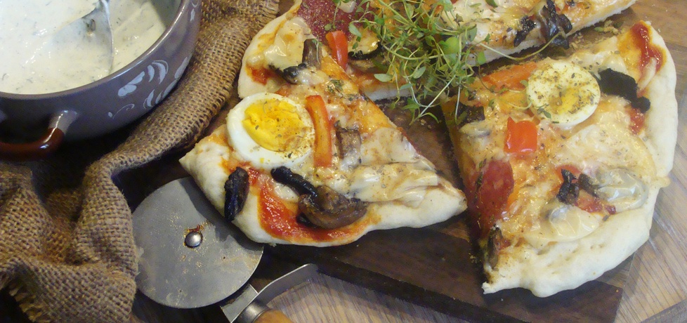 Ziołowa pizza z salami (autor: iziona)