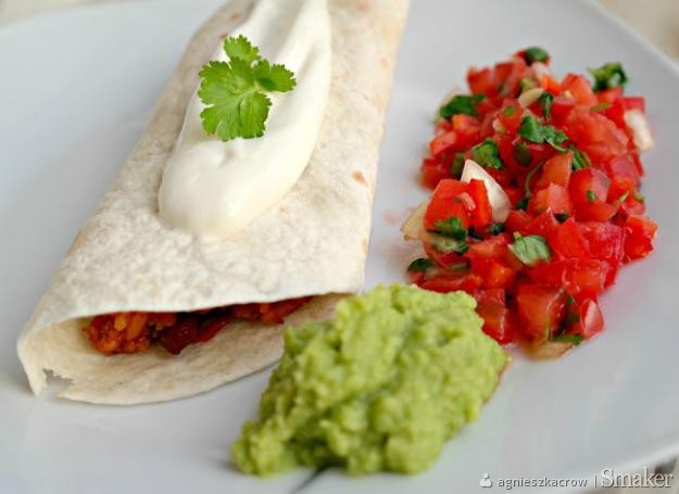 Prawdziwe meksykańskie burrito z guacamole i salsą fresca