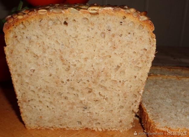 Chleb pszenny na żytnim zakwasie posypany pestkami dyni i ...