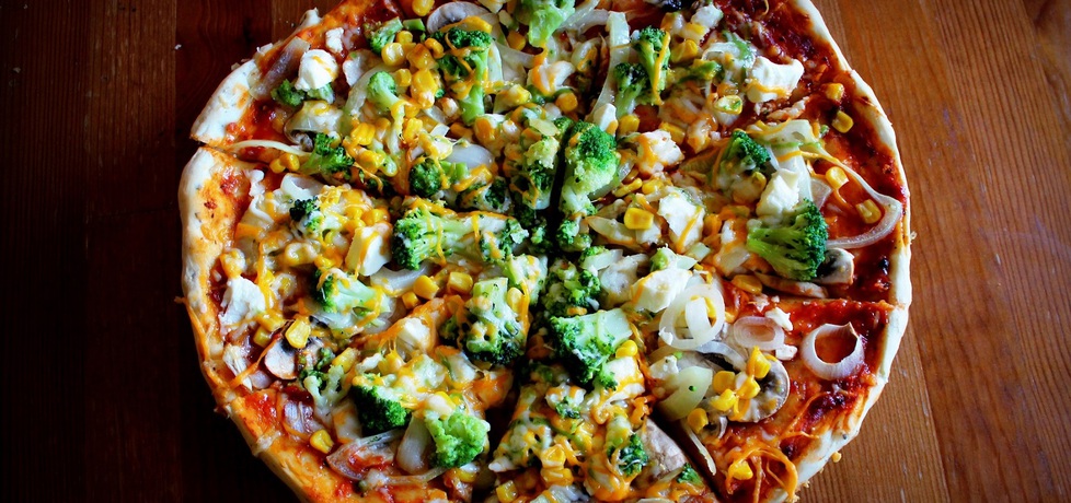 Pizza z brokułami, fetą i kukurydzą (autor: pyszota)