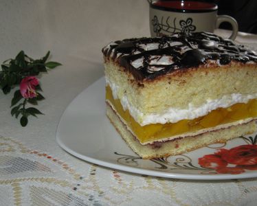 Ciasto z galaretką z brzoskwiniami