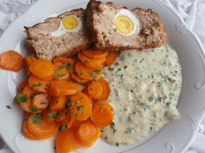Pieczeń z jajkiem i sosem serowym