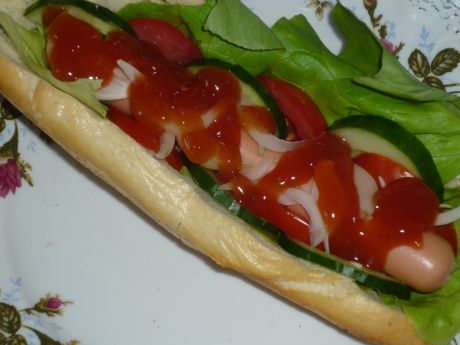Przepis  hot dogi z sałatą, pomidorem i ogórkiem przepis