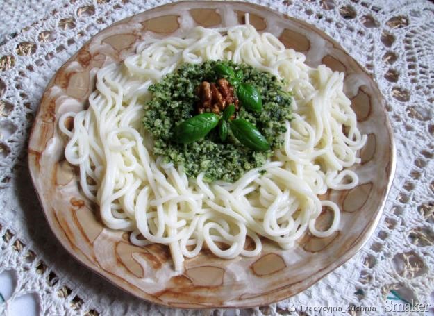 Spaghetti z sosem bazyliowo-orzechowym