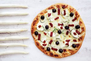 Pizza z białymi szparagami i kozim serem