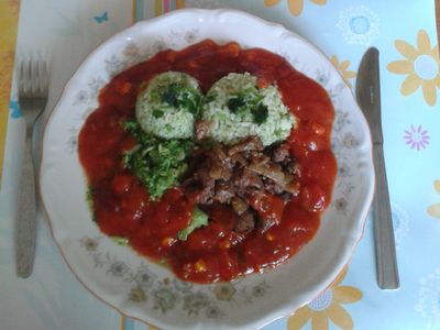 Ryż z sosem meksykańskim, wątróbką i brokułami