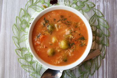 Zupa pomidorowa z ryżem i brukselką