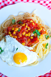 Spaghetti w sosie pomidorowym z kukurydzą i jajkiem sadzonym ...