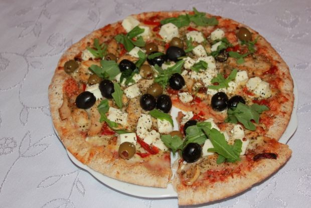 Przepis  pizza z rukolą i oliwkami przepis