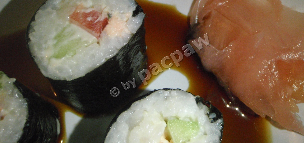 Sushi z pieczonym łososiem, papryką i ogórkiem (autor: pacpaw ...