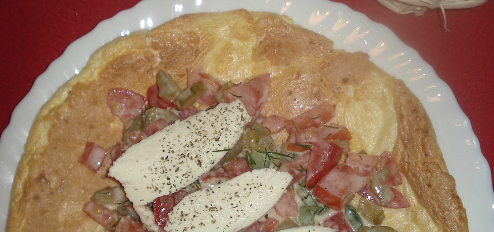 Omlet biszkoptowy podany z sałatką warzywną i mozzarellą (autor ...