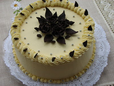 Tort makowy z domowymi dekoracjami