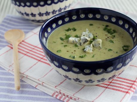 Zupy: zupa krem z cukinii z serem pleśniowym