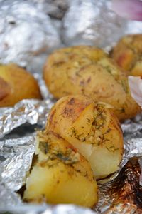 Grillowane ziemniaki z masłem cebulowo