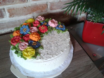 Tort z maślanymi kwiatkami