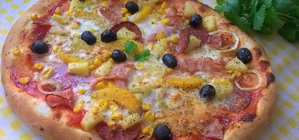 Pizza z salami i owocami (autor: cukierenkaklementynki ...