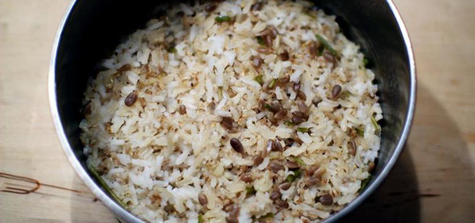 Ryż biały i ryż tajski gotowany z ziarnem słonecznika (autor ...
