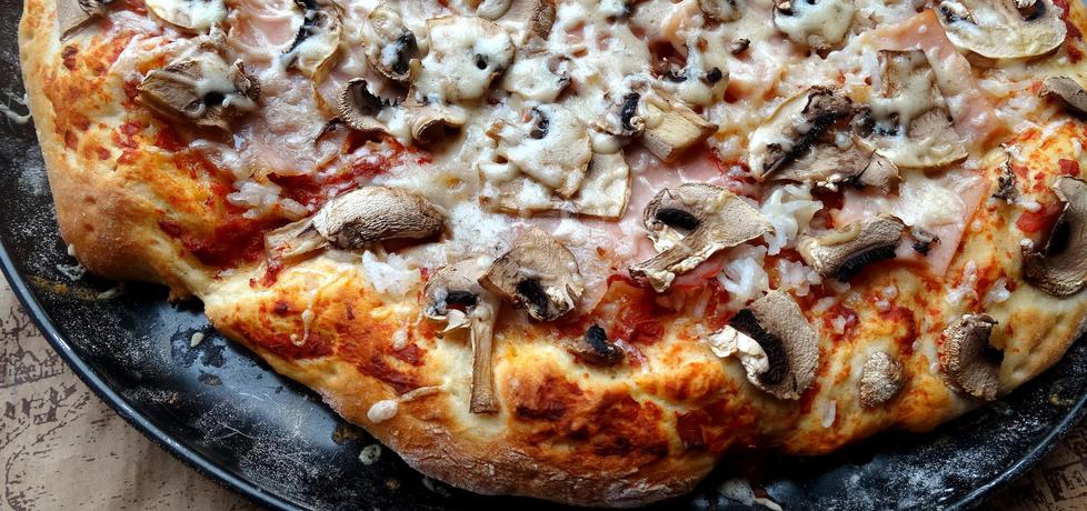 Tradycyjna pizza z szynką i pieczarkami (autor: internetowa