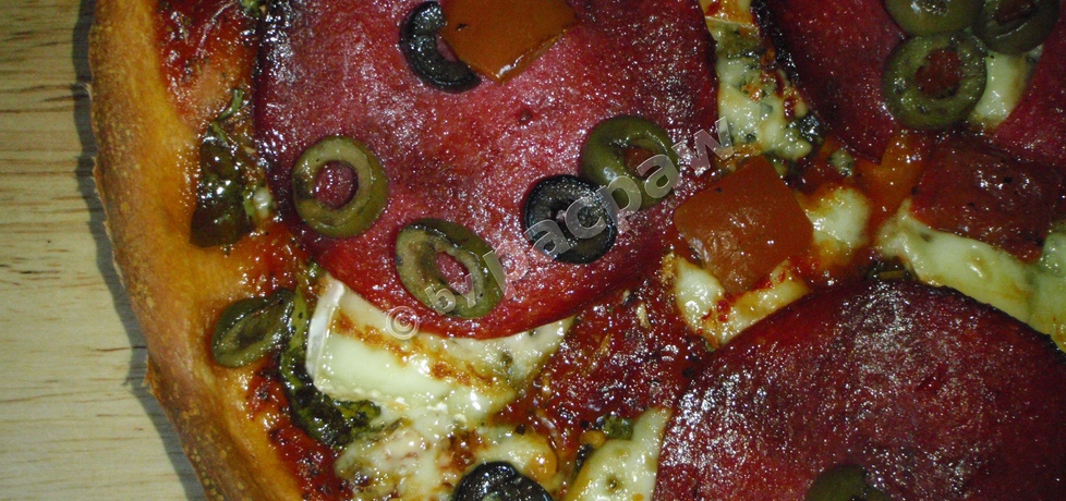 Pizza dwupleśniowa ze szpinakiem i salami (autor: pacpaw ...