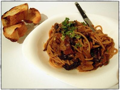 Spaghetti z sosem z suszonych grzybów