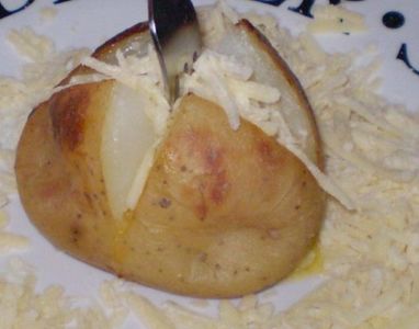 Ziemniaki pieczone z masłem i serem