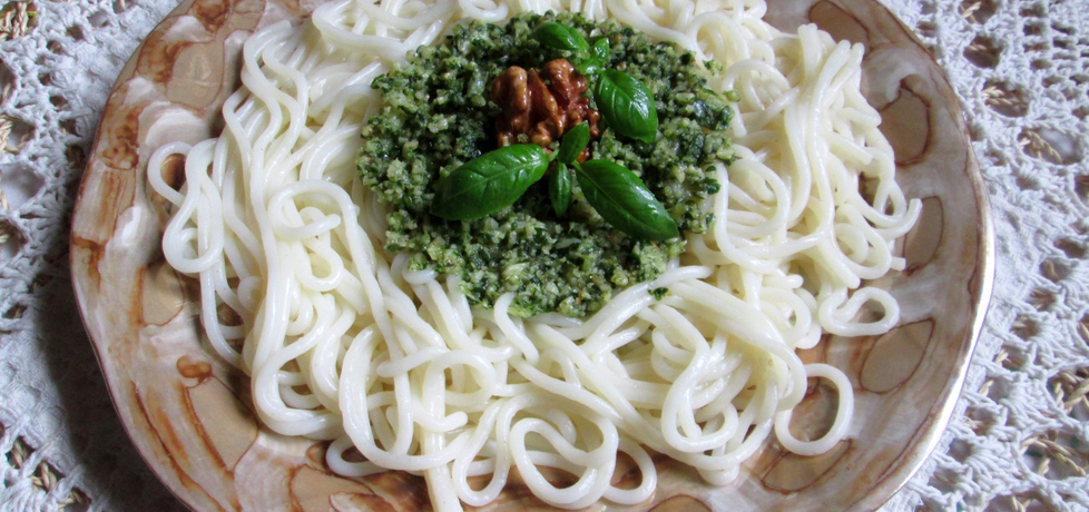Spaghetti z sosem bazyliowo
