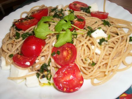 Przepis  spaghetti z pomidorkami i kozim serem przepis