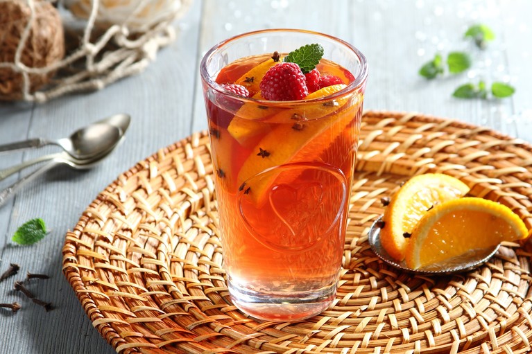 Herbata z goździkami, sokiem malinowym i pomarańczami
