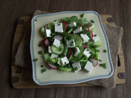 Zielona sałatka z fetą i rzodkiewką przepis