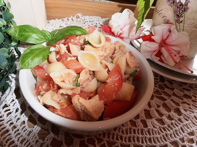 Muszelki z pomidorami i tuńczykiem