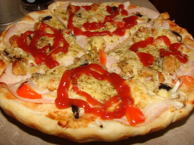 Przepis  pizza z kurczakiem i papryką przepis