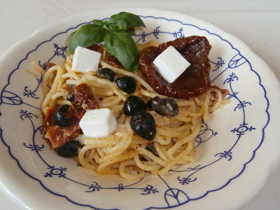 Spaghetti z suszonymi pomidorami i fetą.