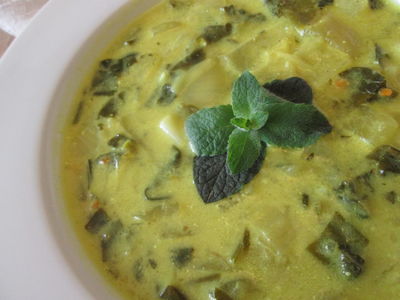 Zupa cebulowa z zieleniną i curry