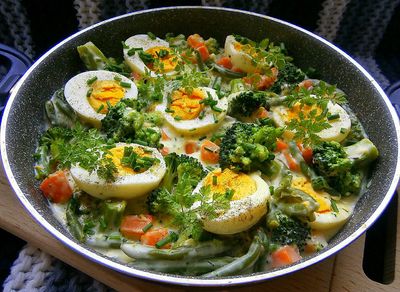 Warzywna potrawka z jajkiem i beszamelem
