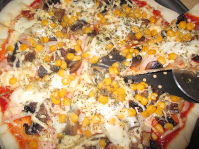 Pizza z mozzarellą, szpinakiem, pieczarkami i kukurydzą ...