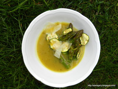 Zupa z zielonych szparagów i cukinii