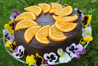 Czekoladowy tort z karmelizowanymi pomarańczami i konfiturą ...