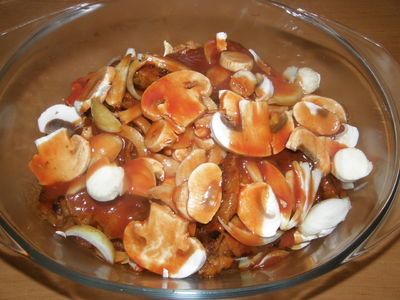 Karkówka z pieczarkami i cebulą w pomidorowym sosie