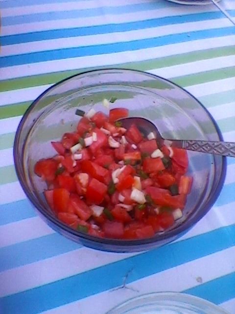 Przepis  sałatka z pomidorami i szczypiorkiem przepis