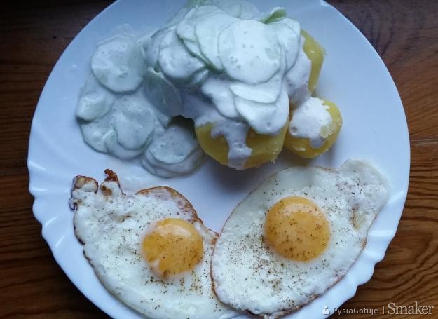 Ziemniaki z mizerią i sadzonym jajkiem