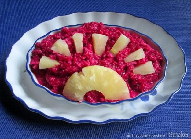 Sałatka z czerwonych buraczków i ananasem