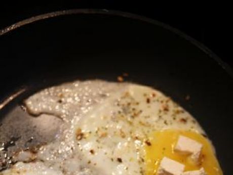 Przepis  jajka sadzone z serem feta przepis