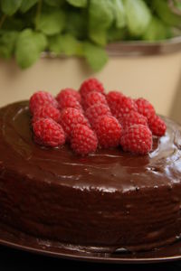 Przepyszne ciasto czekoladowe z malinami