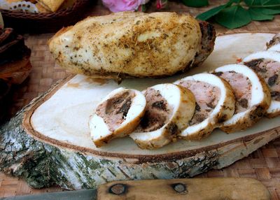 Filet z kurczaka faszerowany mięsem z grzybami i suszonymi śliwkami
